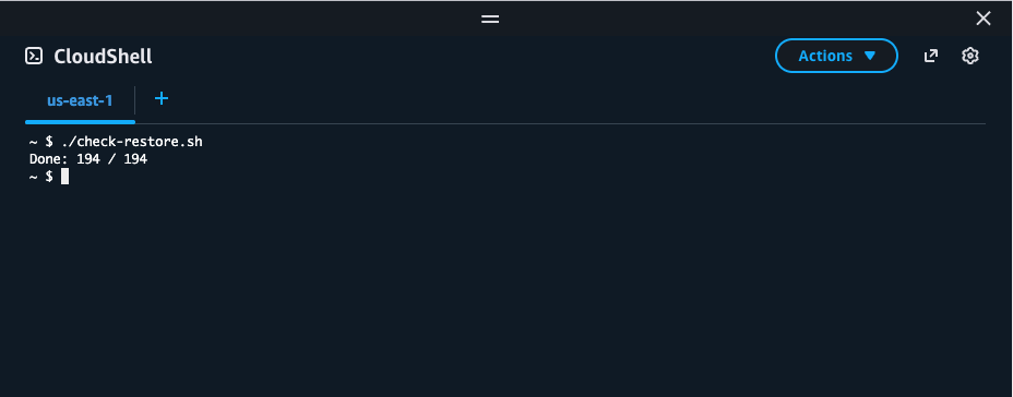 Screenshot eines AWS CloudShell-Terminals, Region "us-east-1". Der Befehl ./check-restore.sh wurde ausgeführt und hat eine Zeile Ausgabe gedruckt: "Done: 194 / 194".